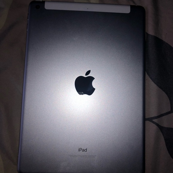 iPad 6th gen 32GB NEED GONE - Picture 1 of 3